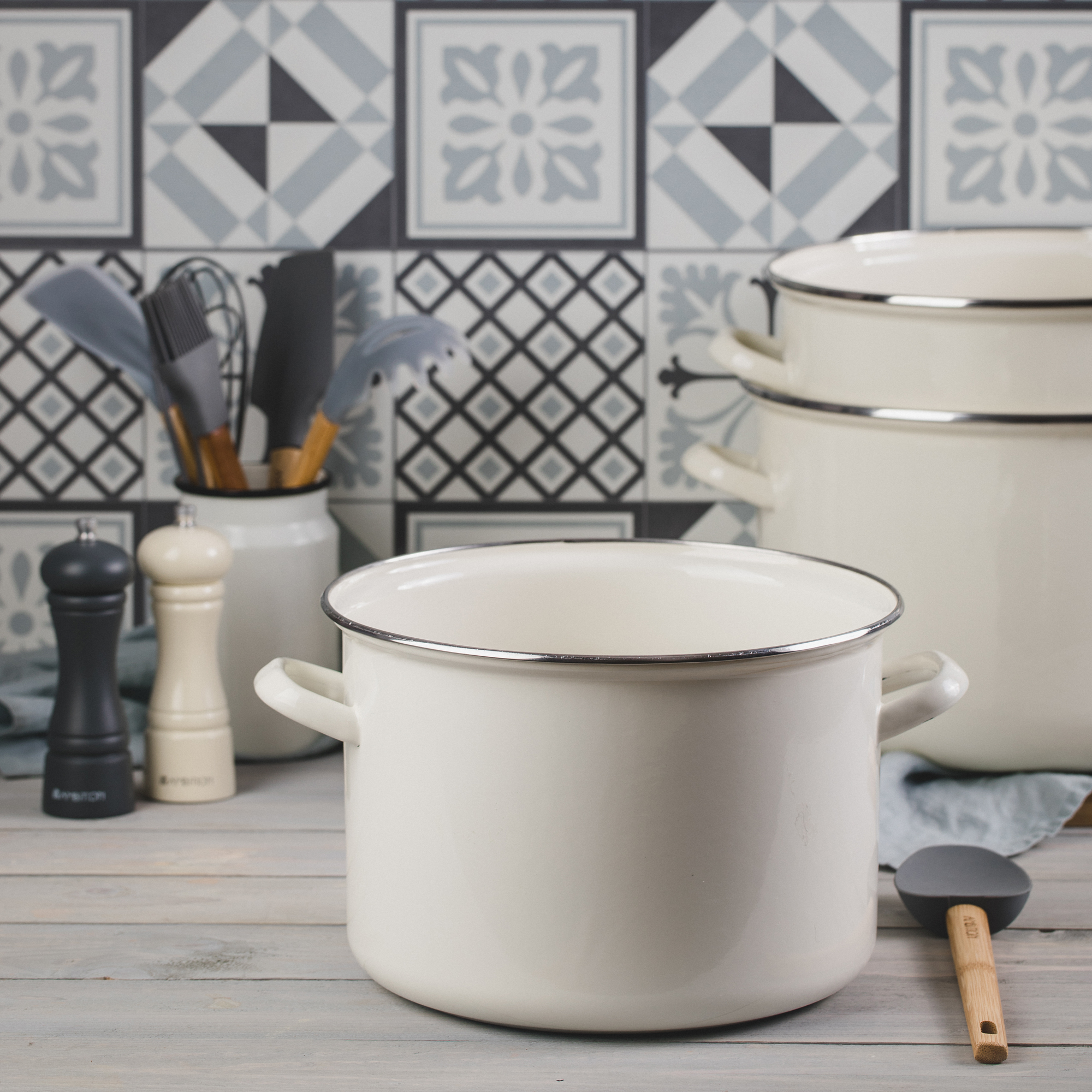 Enameled cooking pot 30 cm 12,5 l Induction beige EMALIA OLKUSZ